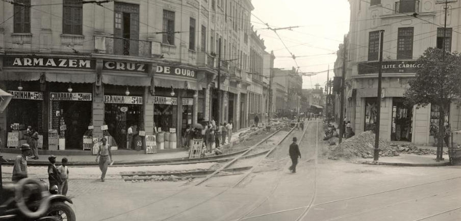 Rio de Janeiro: a rua do Senado, no Centro do Rio, vista do estômago
