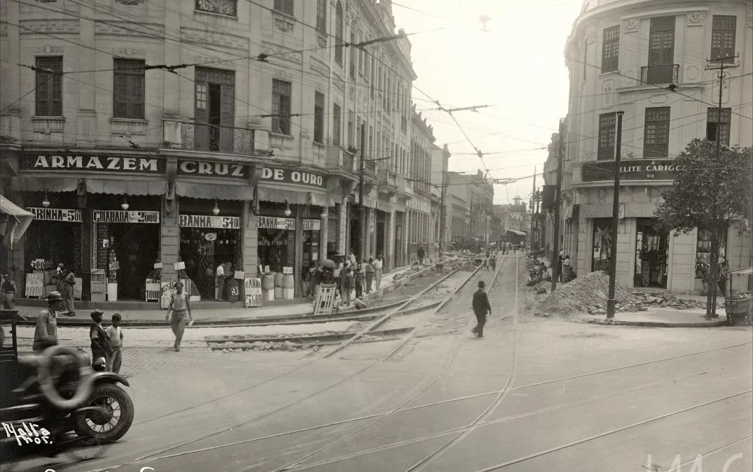 Rio de Janeiro: a rua do Senado, no Centro do Rio, vista do estômago